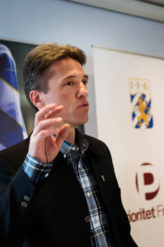 Klubbdirektör Martin Kurzwelli presenterar Mats Gren som