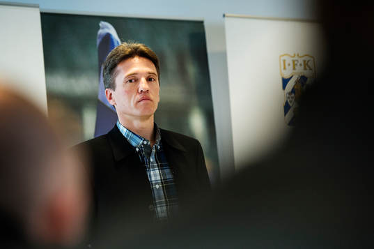 Klubbdirektör Martin Kurzwelli presenterar Mats Gren som