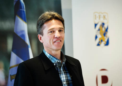 Klubbdirektör Martin Kurzwelli presenterar Mats Gren som