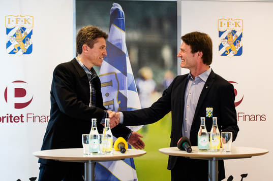 Klubbdirektör Martin Kurzwelli presenterar Mats Gren som