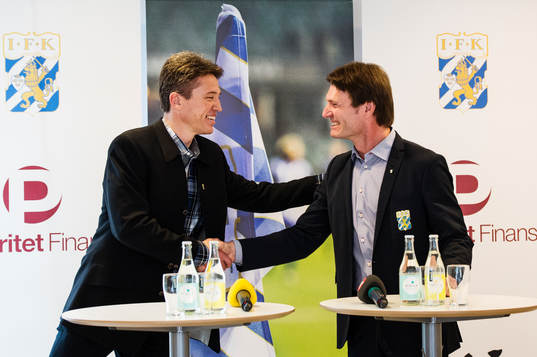 Klubbdirektör Martin Kurzwelli presenterar Mats Gren som