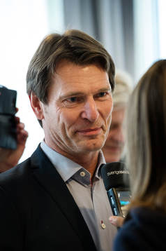 Klubbdirektör Martin Kurzwelli presenterar Mats Gren som