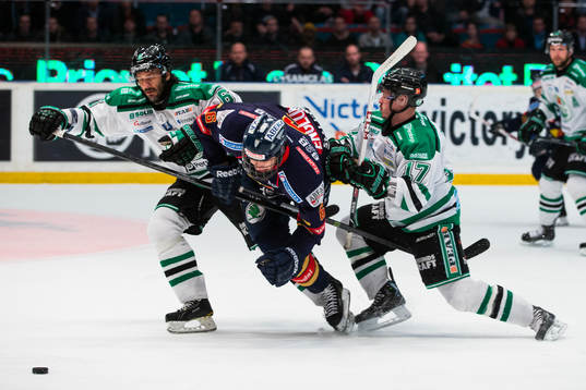 Djurgårdens Andreas Englund (m) omkull mellan Rögles