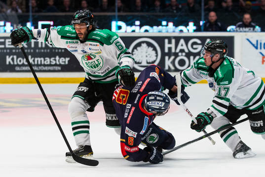 Djurgårdens Andreas Englund (m) omkull mellan Rögles