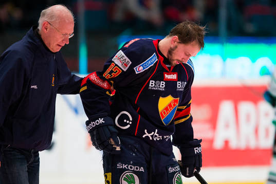 Djurgårdens Dustin Johner leds av isen