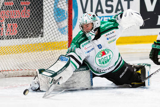 Rögles målvakt Kevin Lindskoug med en räddning