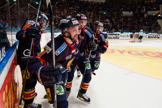 Djurgårdens Dustin Johner jublar med sina lagkamrater