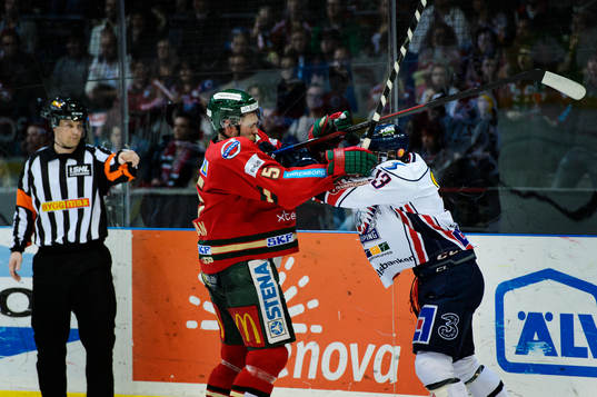 Frölundas Christian Bäckman och Linköpings  Jakub Vrana