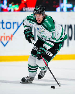 Rögles Robin Sterner med pucken