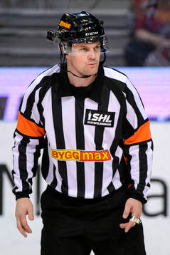 Domare Mikael Nord med en kamera på hjälmen