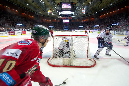 Frölundas Alexander Wennberg med pucken bakom Linköpings