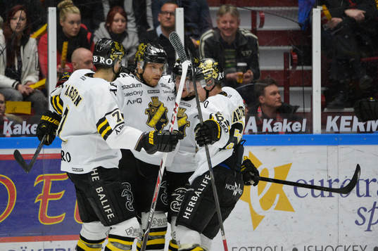 s Oscar Ahlström jublar