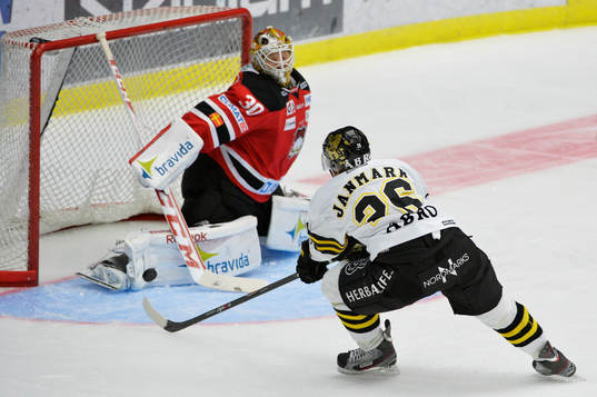 s Mattias Janmark Nylén och Malmö Redhawks målvakt Robin