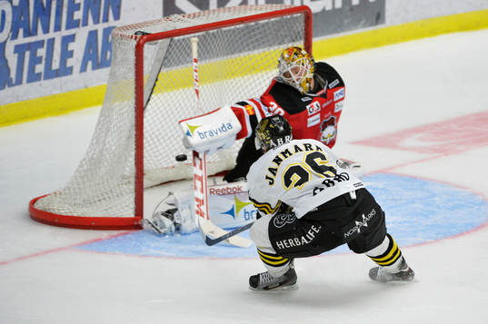 s Mattias Janmark Nylén och Malmö Redhawks målvakt Robin