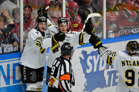 s Fredrik Hynning jublar