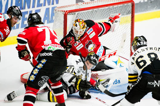 s Christian Sandberg faller framför Malmö Redhawks
