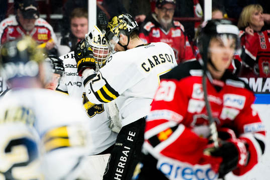 s Brett Carson och målvakt Daniel Larsson jublar och i