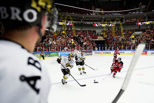 s Oscar Ahlström driver upp pucken Malmö Redhawks Nicklas