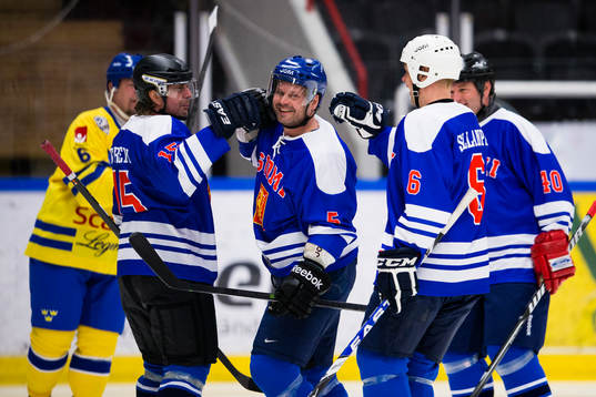 Lion Legends Tommi Turunen gratulerar Sami Nuutinen till 1-0