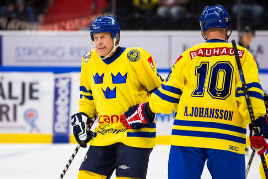 Tre Kronor Legends Willy Lindström jublar
