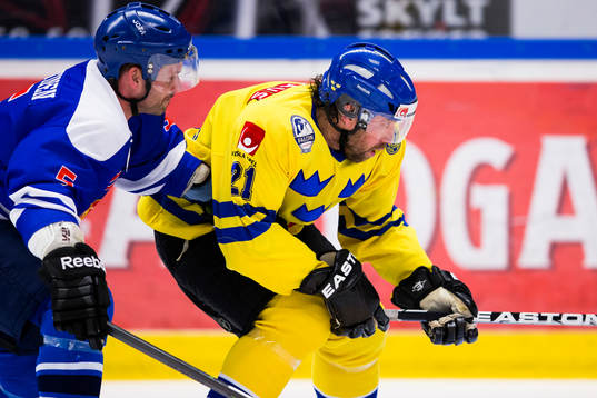 Lion Legends Sami Nuutinen jagar Tre Kronor Legends Peter
