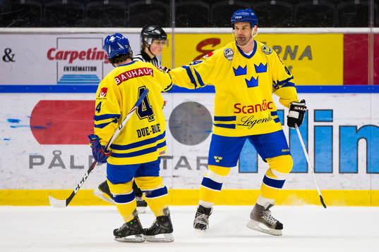 Tre Kronor Legends Christian Due-Boje gratulerar Jonas