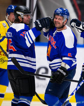 Lion Legends Tommi Turunen gratulerar Sami Nuutinen till 1-0