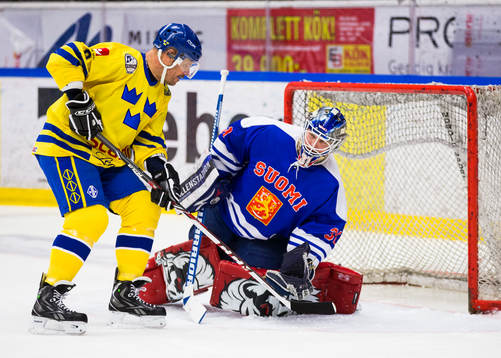 Tre Kronor Legends Thomas Rundqvist stoppas av Lion Legends