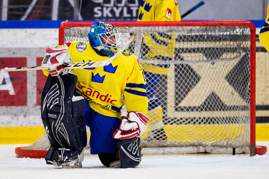 Tre Kronor Legends målvakt Magnus Eriksson släpper in ett