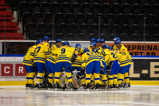 Tre Kronor Legends spelare innan ishockeymatchen mellan Tre