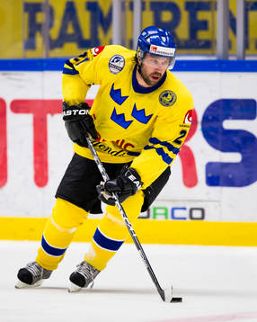 Tre Kronor Legends Peter Forsberg med pucken Tre Kronor