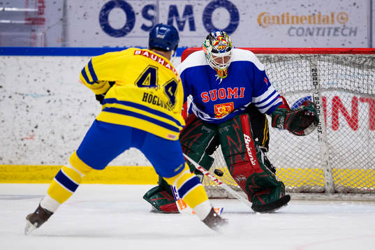 Tre Kronor Legends Jonas Höglund ör mål mellan bena på