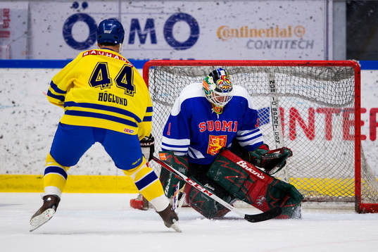 Tre Kronor Legends Jonas Höglund ör mål mellan bena på