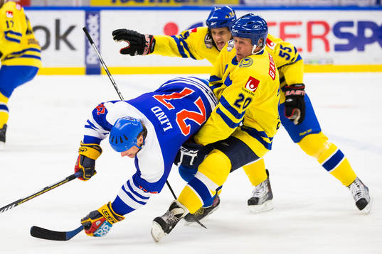 Lion Legends Juha Lind dras omkull av Tre Kronor Legends