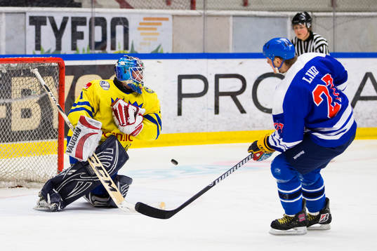 Tre Kronor Legends målvakt Magnus Eriksson räddar en