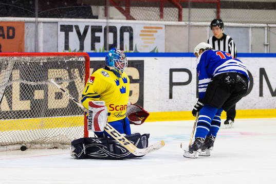 Tre Kronor Legends målvakt Magnus Eriksson släpper in