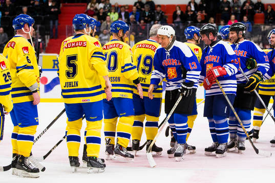 Tre Kronor Legends och Lion Legends spelare tackar varann