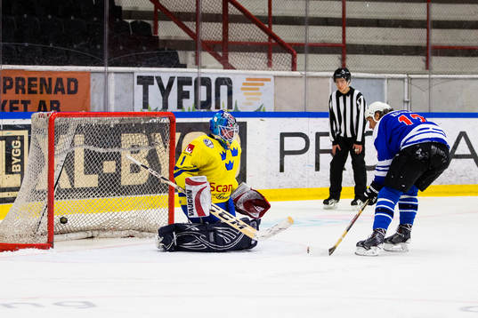 Tre Kronor Legends målvakt Magnus Eriksson släpper in