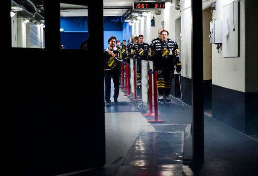 s spelare i spelargången påväg in till isen