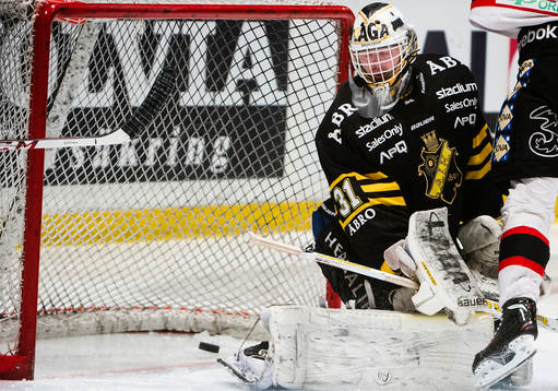 s målvakt Daniel Larsson  ser skottet från Malmö
