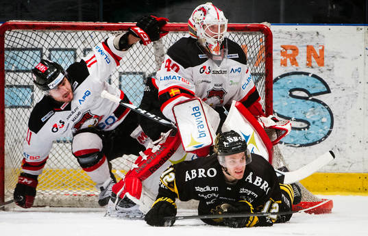s Fredrik Hynning framför Malmö Redhawks målvakt Pontus