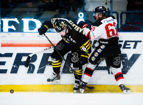 s Oscar Ahlström  och Malmö Redhawks Nicklas Jadeland
