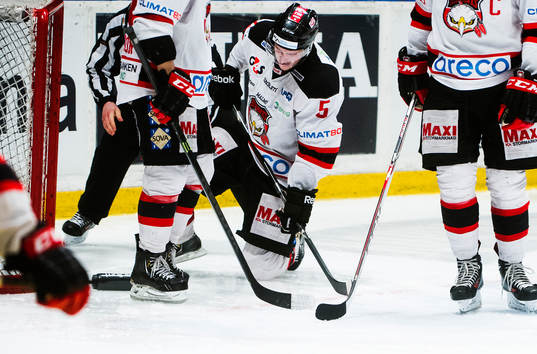 Malmö Redhawks Johan Björk  har ont