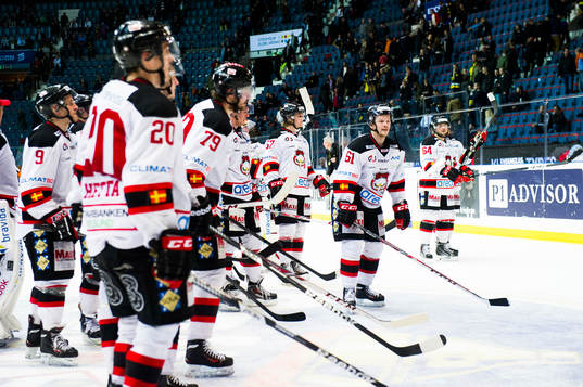 Malmö Redhawks spelare jublar med publiken