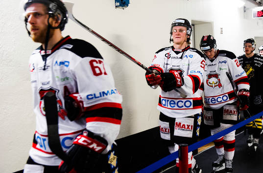 Malmö Redhawks Calle Andersson  jublar i spelargången