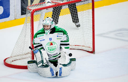 Rögles Rögles målvakt Kevin Lindskoug deppar