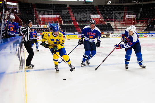 Tre Kronor Legends Thomas Eriksson med pucken