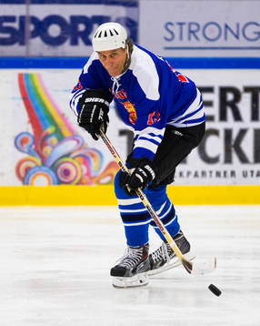 Lion Legends Veli-Pekka Ketola med pucken