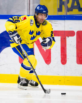 Tre Kronor Legends Mats Näslund med pucken