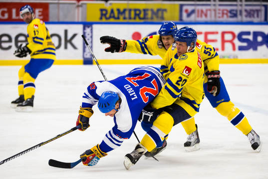 Lion Legends Juha Lind dras omkull av Tre Kronor Legends